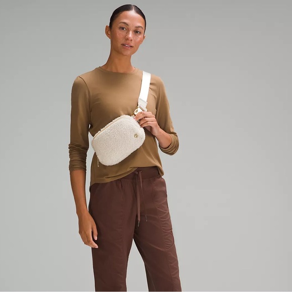 Lululemon Everywhere Belt Bag 1L Fleece - Picture 3 of 8